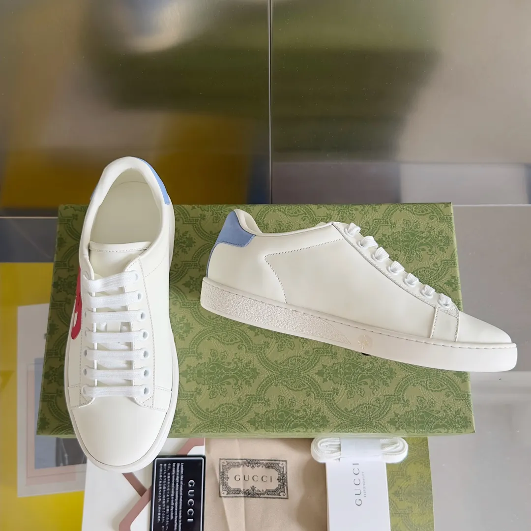 👟👟Ex-factory price 540👟👟 Men's size +10 Top version: Gucci G family classic Ace series Embroidery Little Bee White Shoes Couple Style Ribbon Love Casual Sports Shoes Sneakers Original Purchase Development Production This brand's classic low-top sports shoes interweave golden embroidered bees with red and green webbing. The bee is a classic element of the brand. It appeared in the Gucci ready-to-wear series in the 1970s. Exquisite packaging at the delivery counter🛍📦 ▪️Fabrics: Original custom imported first-layer cowhide ▪️Foots: Original custom cowhide lining ▪️Sole: Original open-molded rubber non-slip material ▪️Sole thickness: 2.5CM ▪️Size: Women's 34-41 (customized 34/41) ▪️Size: Men's 38-46 (38/46 customized)